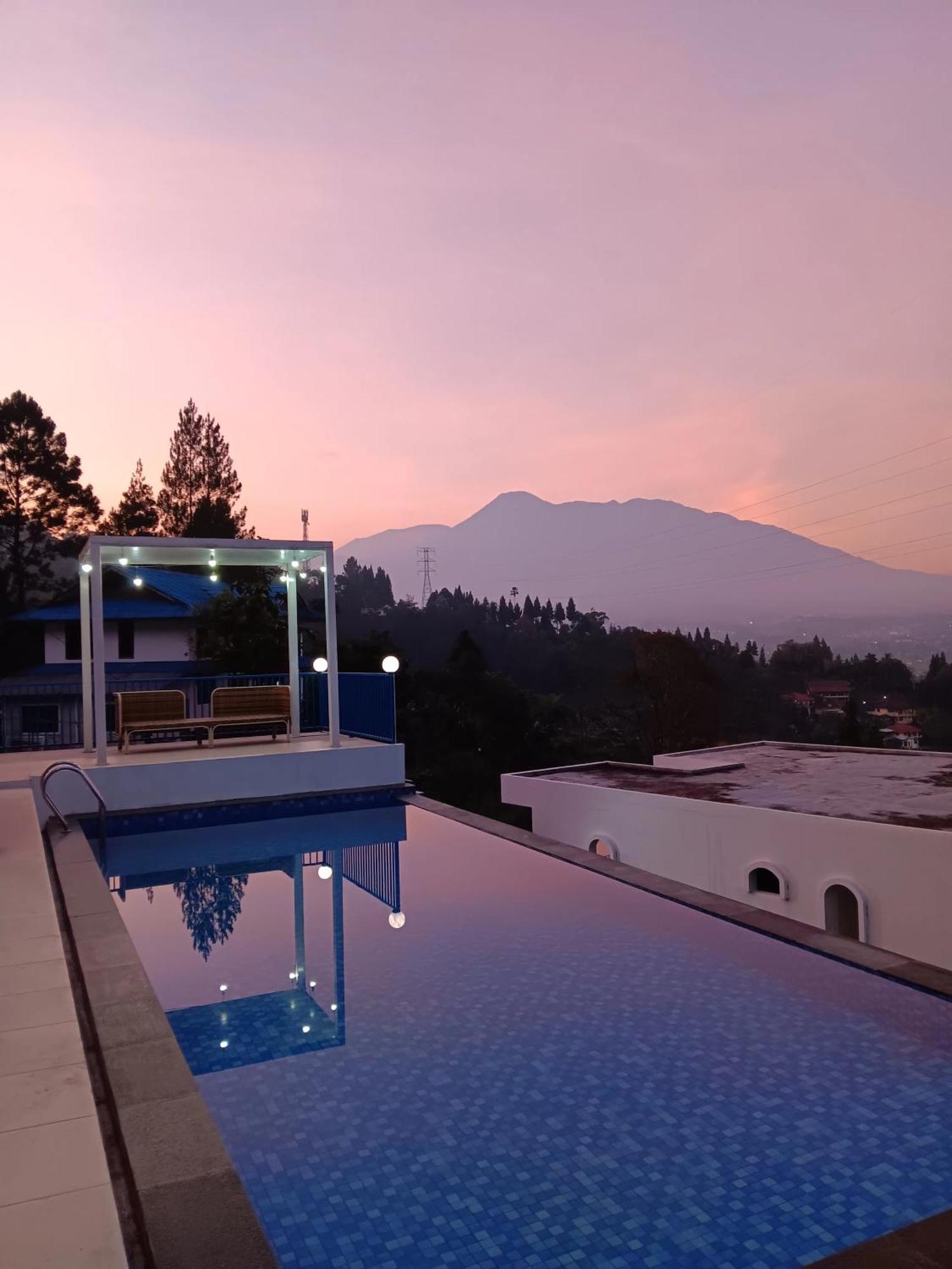 Villa Blue Door, Puncak Pondok Cipaseban Esterno foto